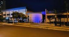 AEAARP ilumina fachada de roxo para a campanha #Todoscontraahanseníase